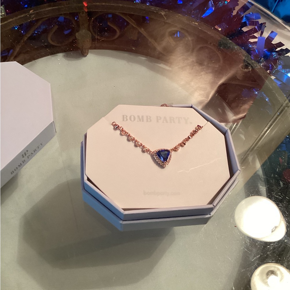 Bomb party blue wit rose gold chain
